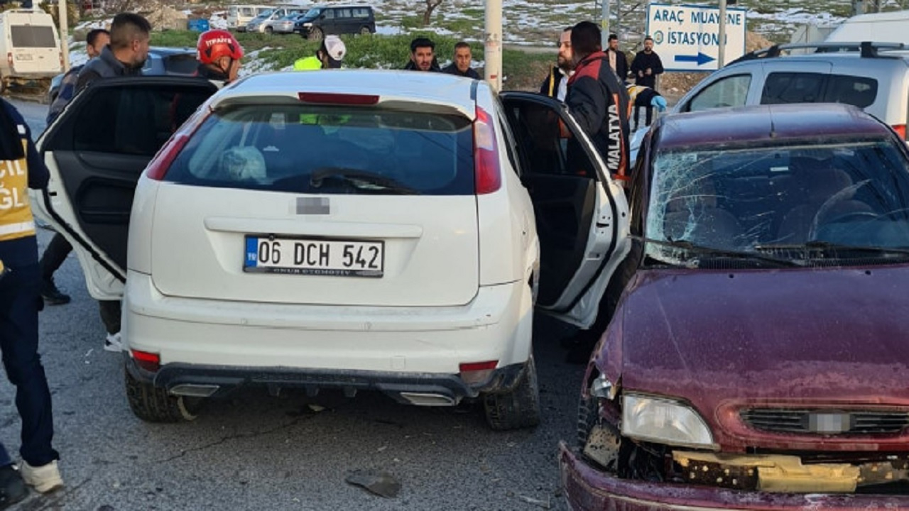 Malatya’da trafik birbirine girdi! 3 Aracın karıştığı kazada 4 kişi yaralandı