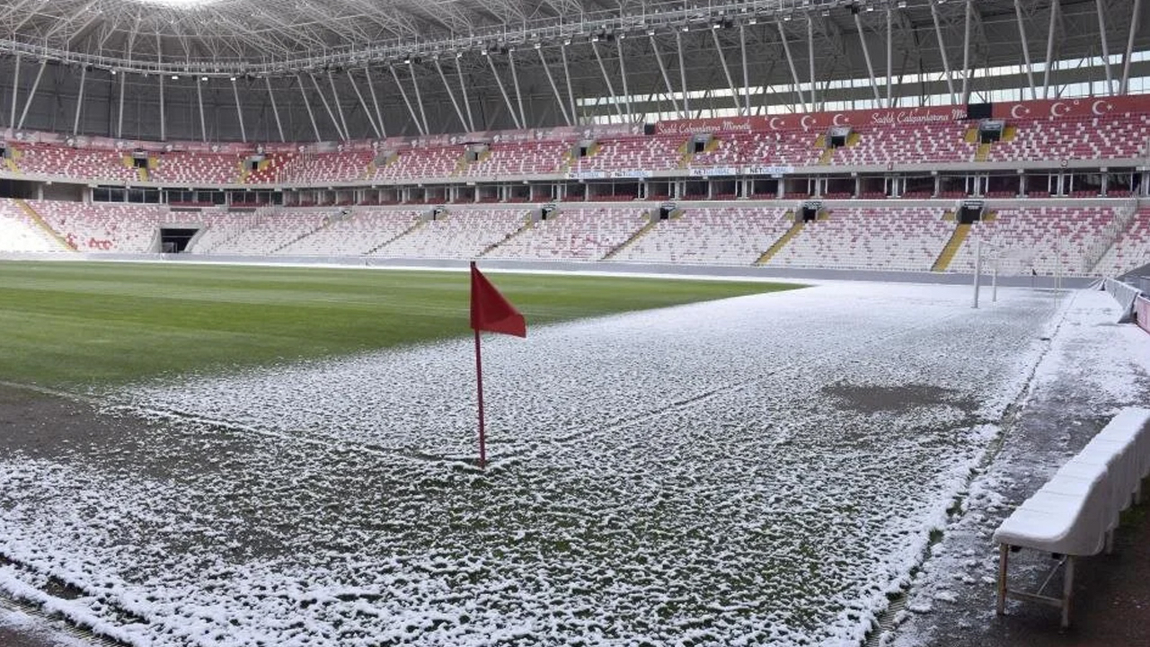 Sivasspor stadının yarısı karla kaplı, hava eksi 14'e düştü! İşte son durum