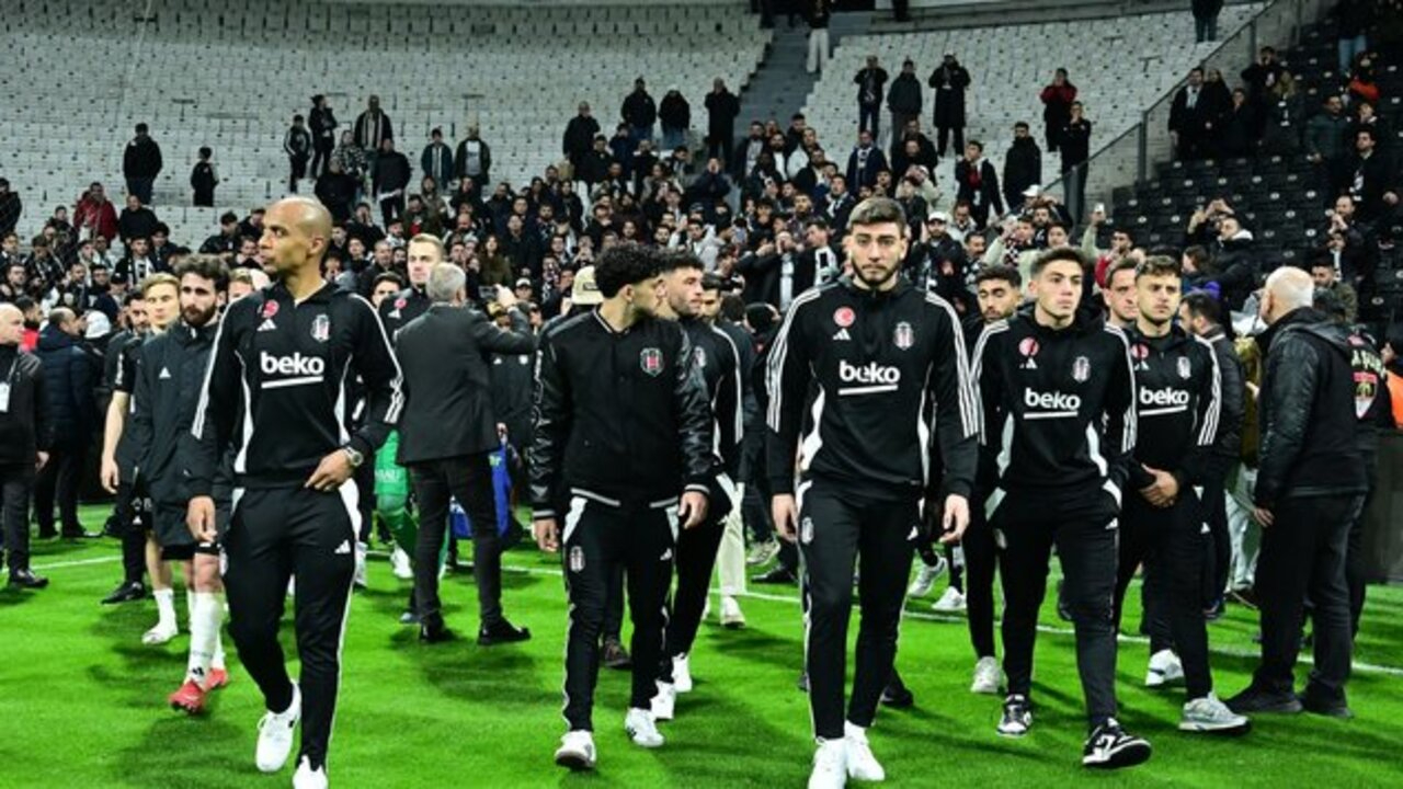 Beşiktaş tribünleri çılgına döndü, futbolcular sahaya döndü!