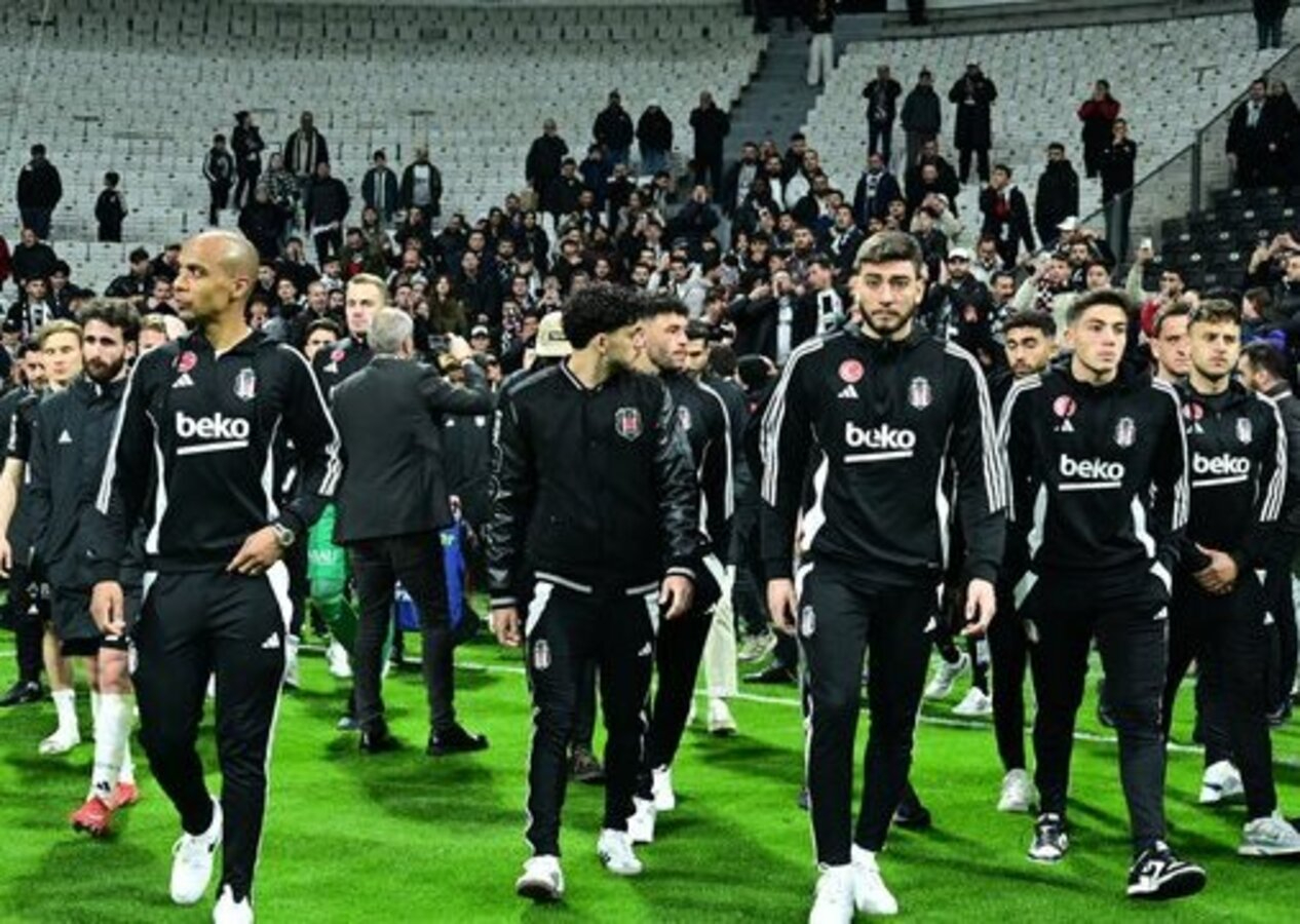 Beşiktaş tribünleri çılgına döndü, futbolcular sahaya döndü!