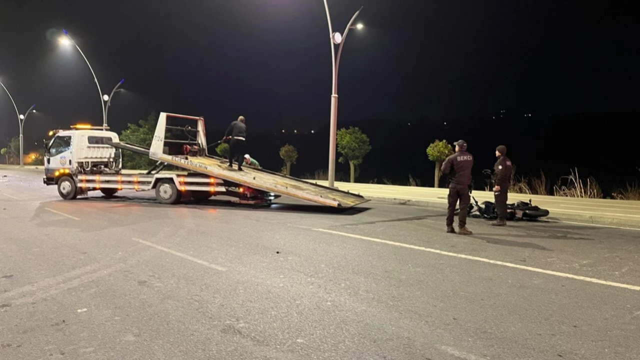 Arnavutköy’de korkunç kaza! Kamyon otomobili biçti, 2 yaralı