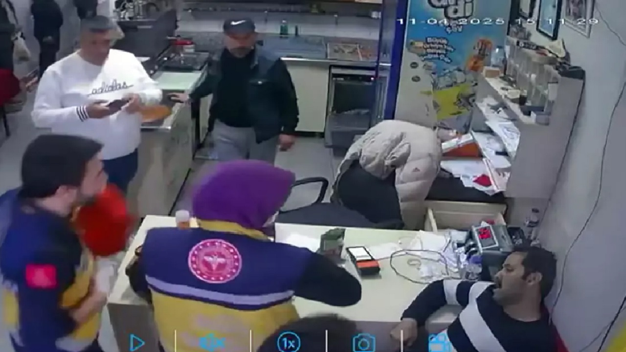 Yolda yürürken kalp krizi geçirdi! Son anları böyle görüntülendi...