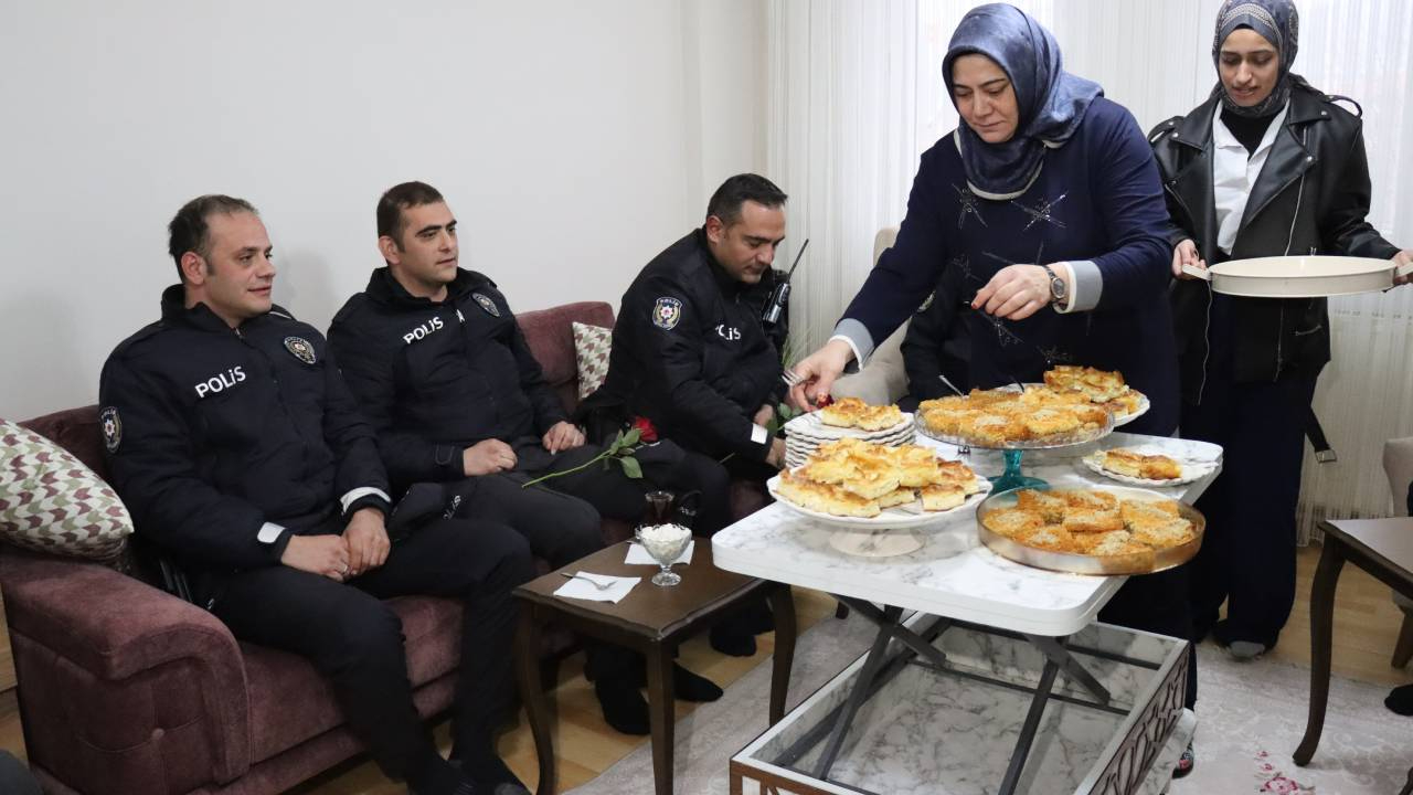 Erzincan’da kavga ihbarına giden polislere börek çörek şoku!