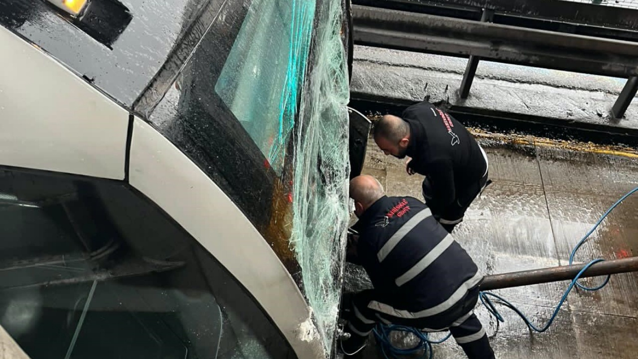 Avcılar'da feci kaza! İki metrobüs çarpıştı... Çok sayıda yaralı var!