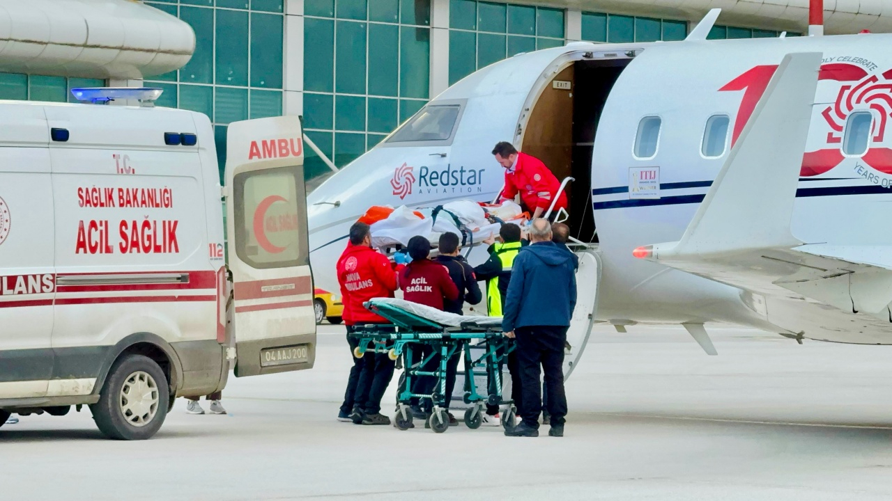 Ağrı’dan hayata tutunan uçuş! Ambulans uçak bebek ve asker için havalandı