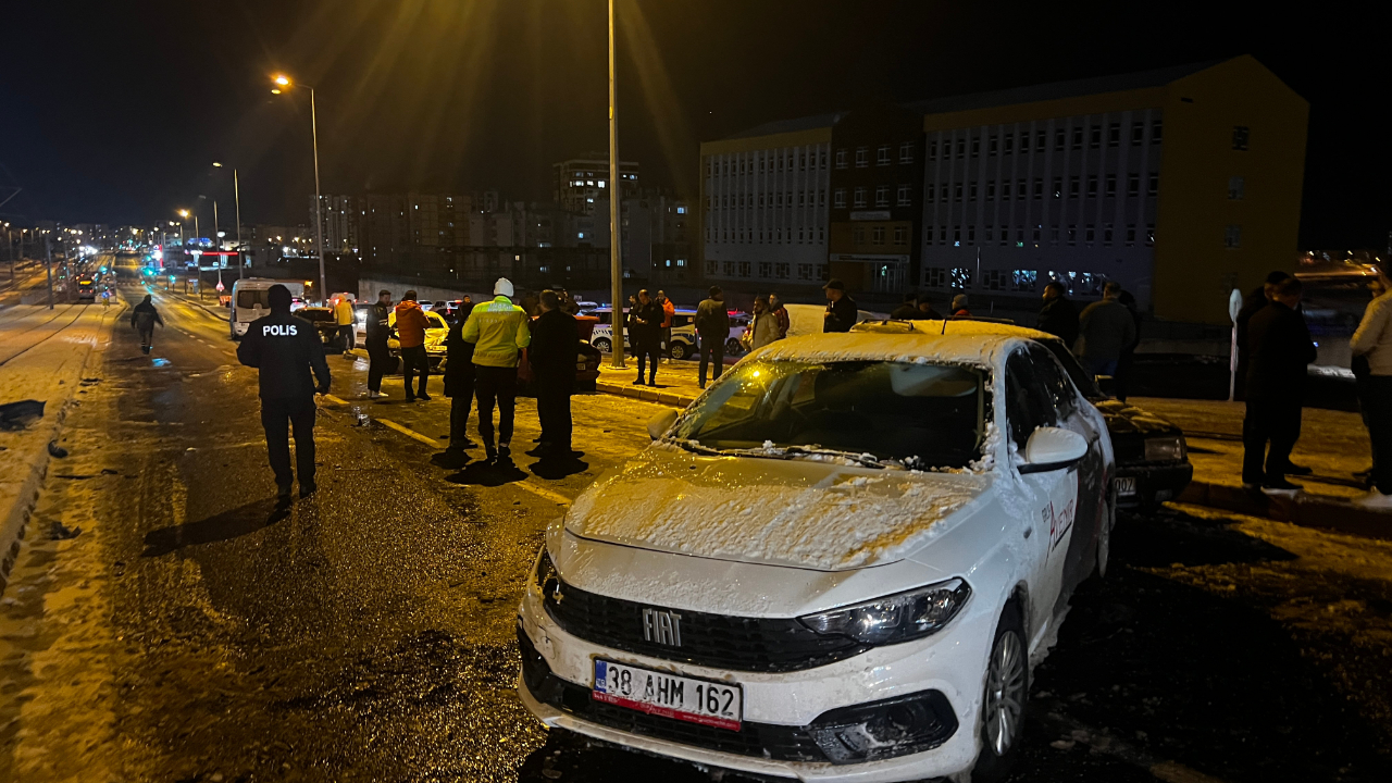 Kayseri'de zincirleme kaza! Şans eseri can kaybı yaşanmadı, 2 yaralı