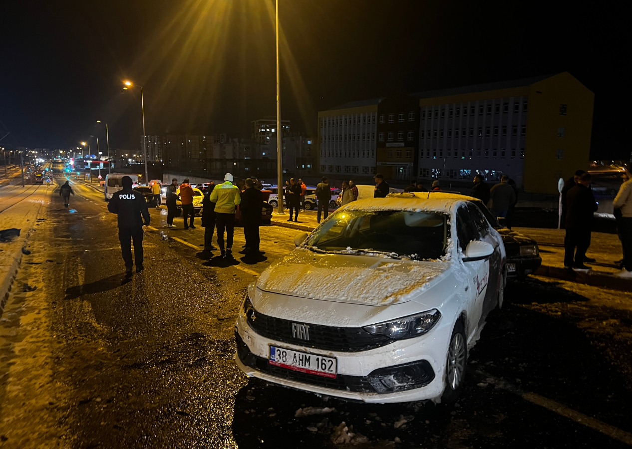 Kayseri'de zincirleme kaza! Şans eseri can kaybı yaşanmadı, 2 yaralı