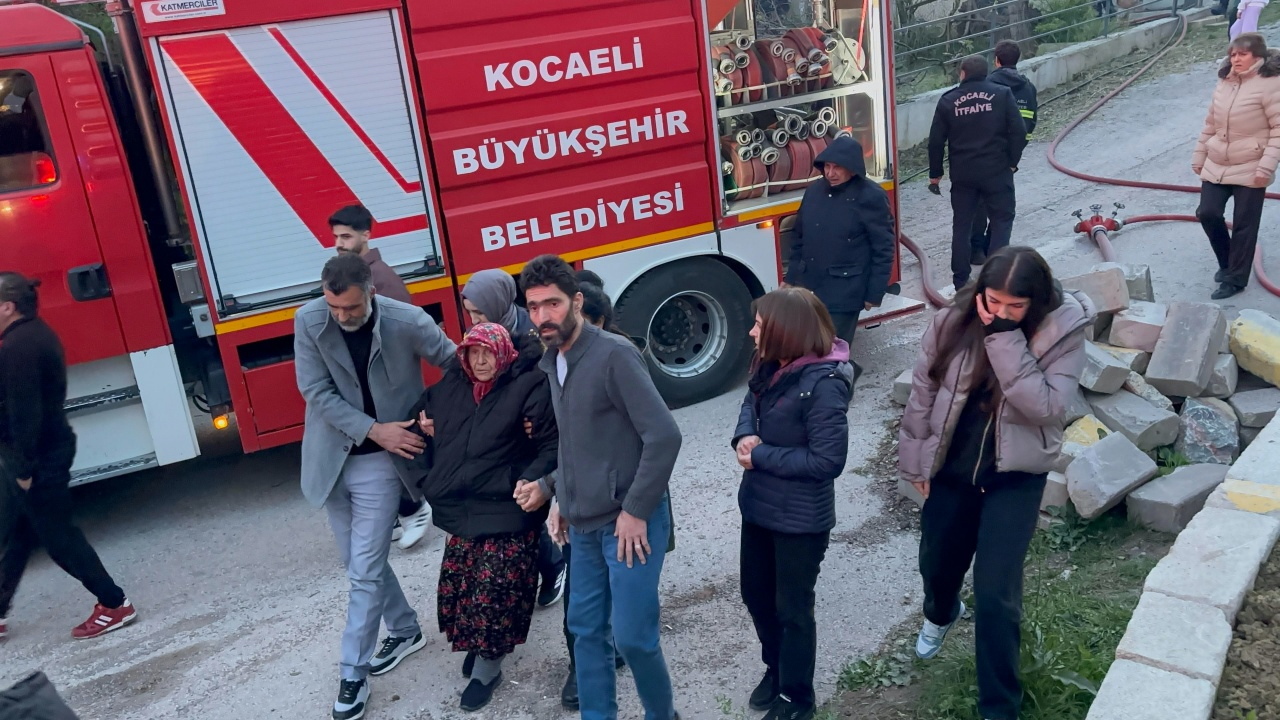 Kocaeli’de mucize kurtuluş! 91 yaşındaki kadın alevlerden son anda çekip alındı