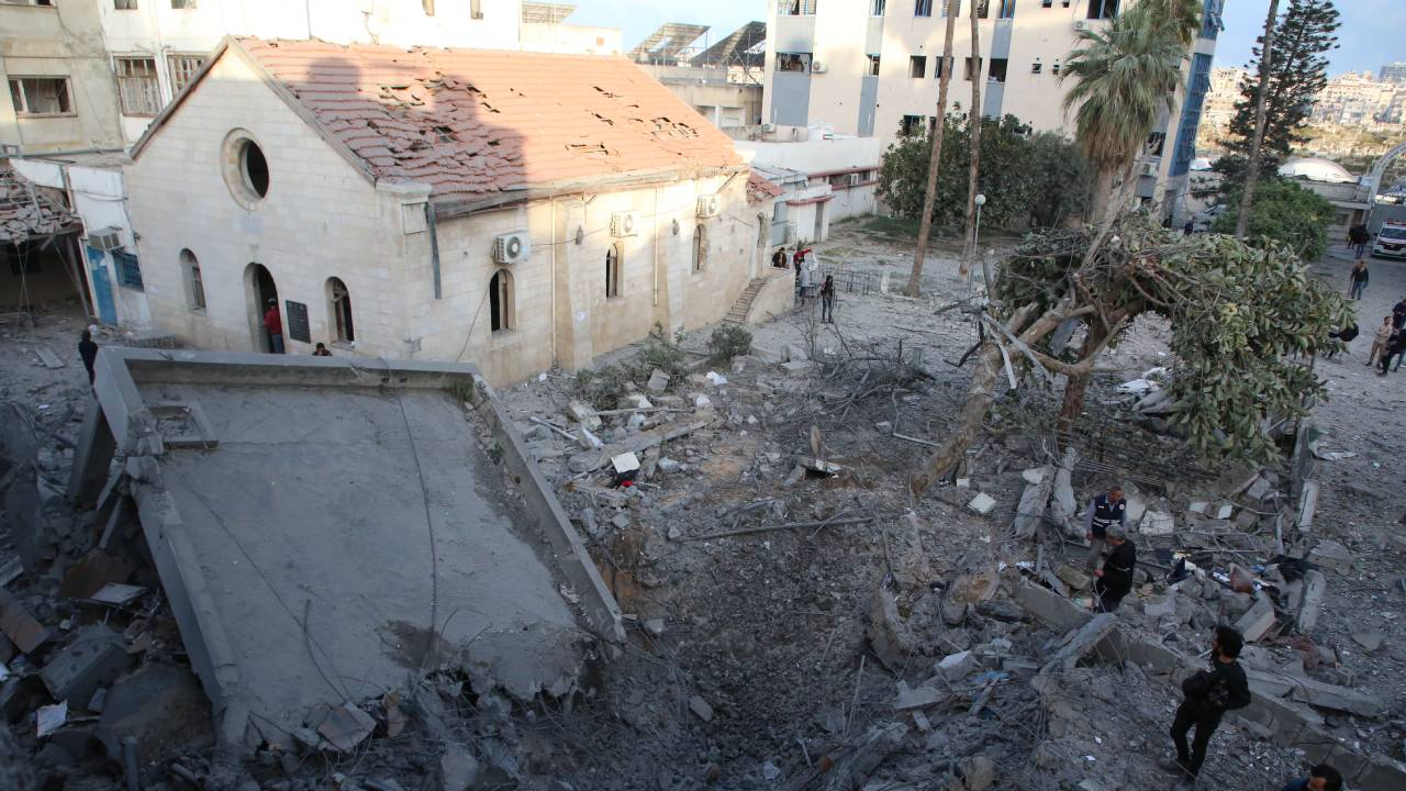 İsrail ordusu, Gazze kentindeki El-Ehli Baptist Hastanesi'ni füzelerle bombaladı