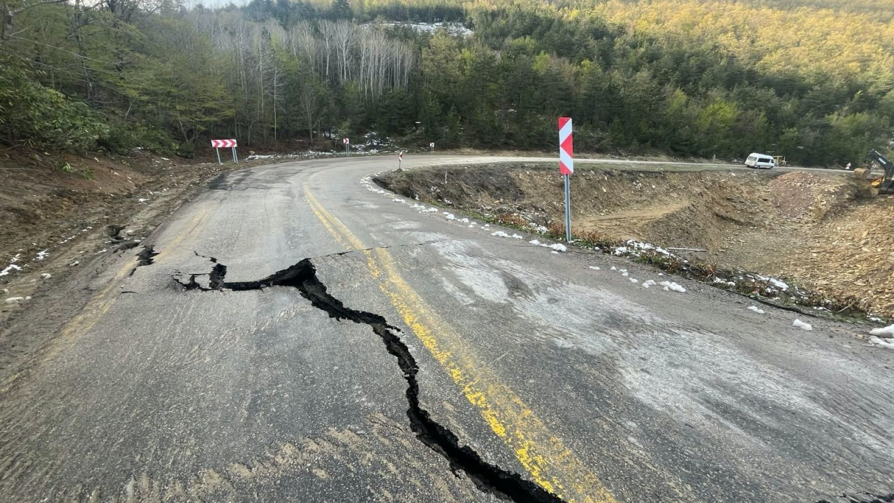 Kastamonu'da faciadan dönüldü! Heyelandan yol çöktü
