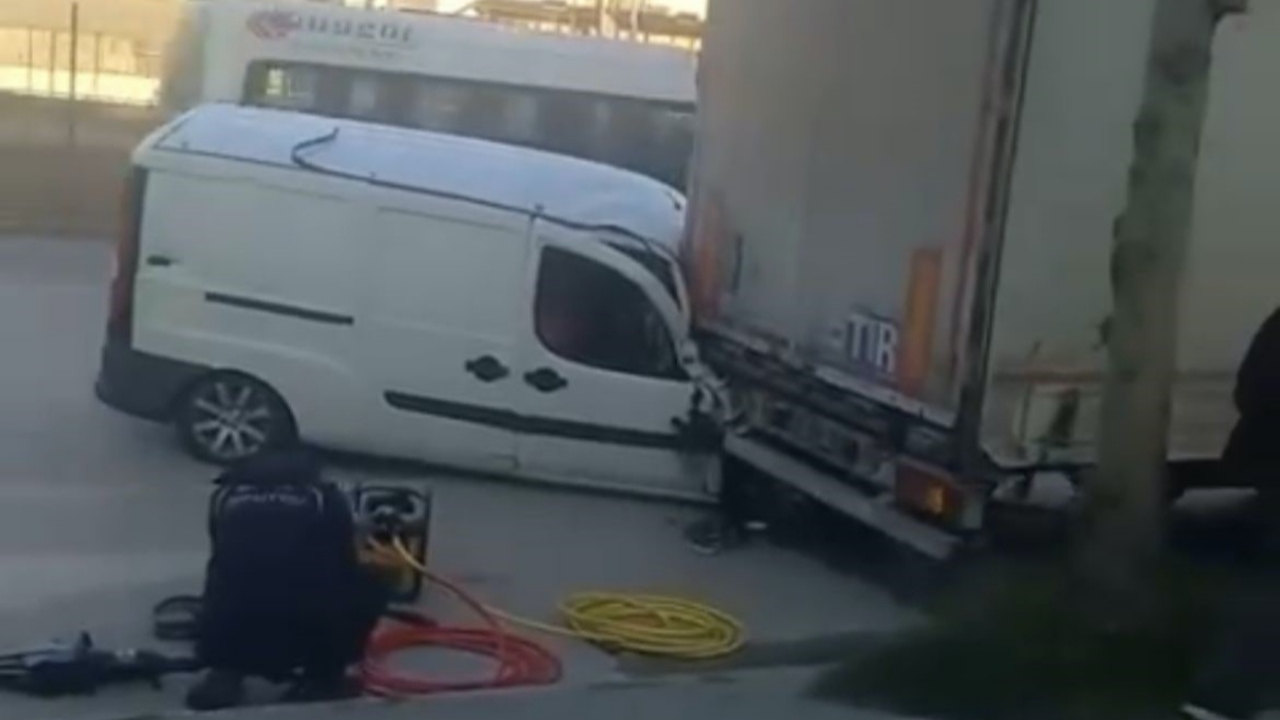 Bursa’da tırın altına giren kamyonet sürücüsünden mucizevi kurtuluş! Kendi imkanlarıyla çıktı