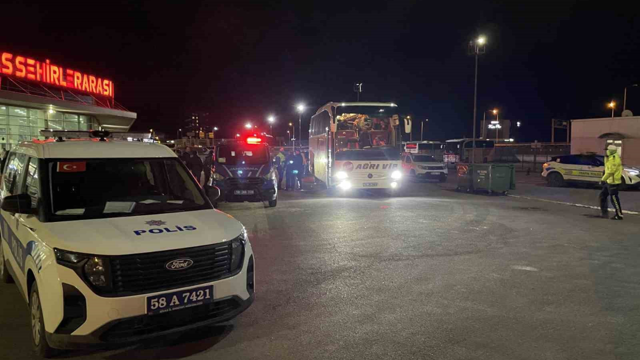 Sivas'ta ilginç kaza ihbarı! Üzerinden geçti durmadı, otogara giderken kendini ihbar etti...