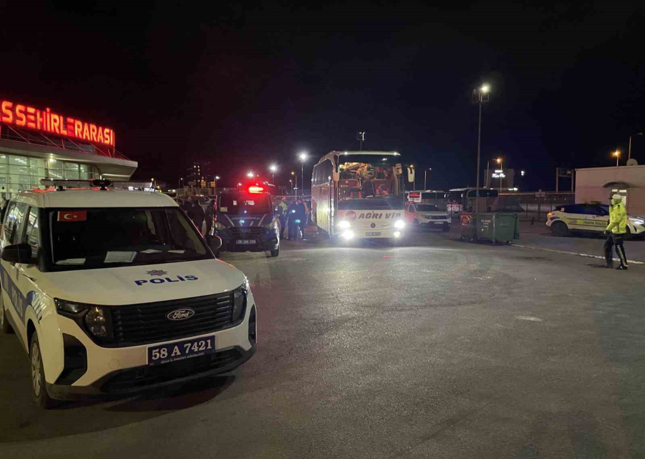 Sivas'ta ilginç kaza ihbarı! Üzerinden geçti durmadı, otogara giderken kendini ihbar etti...