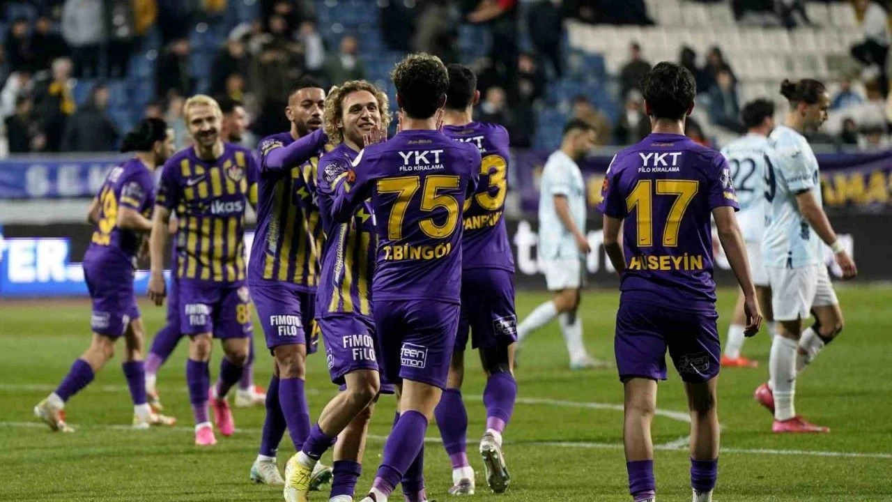 Eyüpspor Adana Demirspor'a gol yağdırdı, 3 puanı hanesine yazdırdı (Eyüpspor 6 - 0 Adana Demirspor | Maçın özeti)