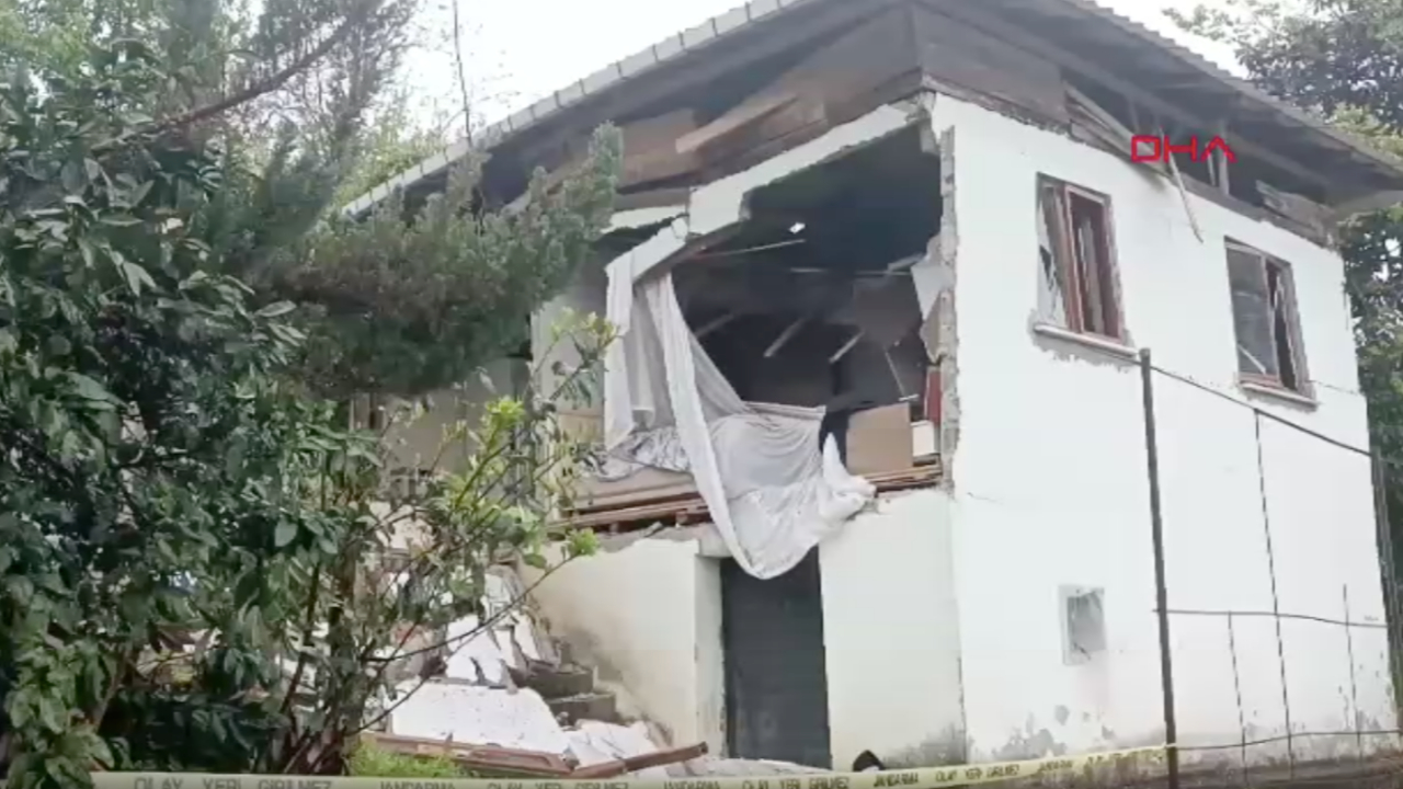 Trabzon'da gaz sıkışması patlamasında ağır hasar alan ev kontrollü şekilde yıkıldı