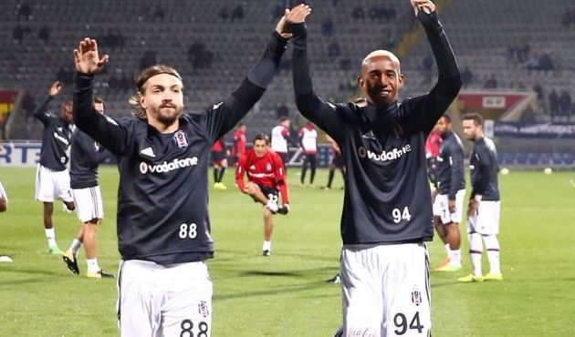Caner ve Talisca el ele!