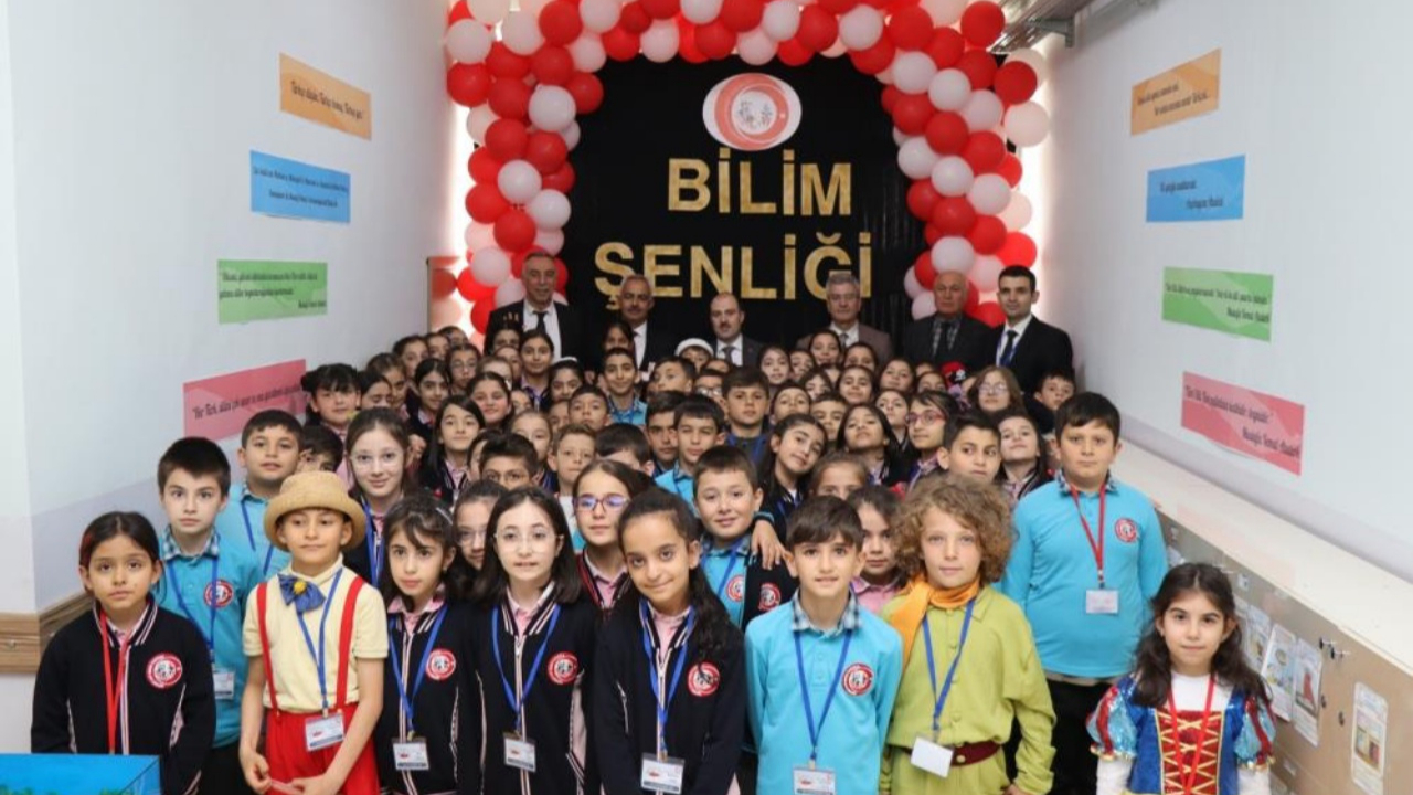 Oltu’da öğrencilerin bilim şenliği sergisi büyük ilgi gördü