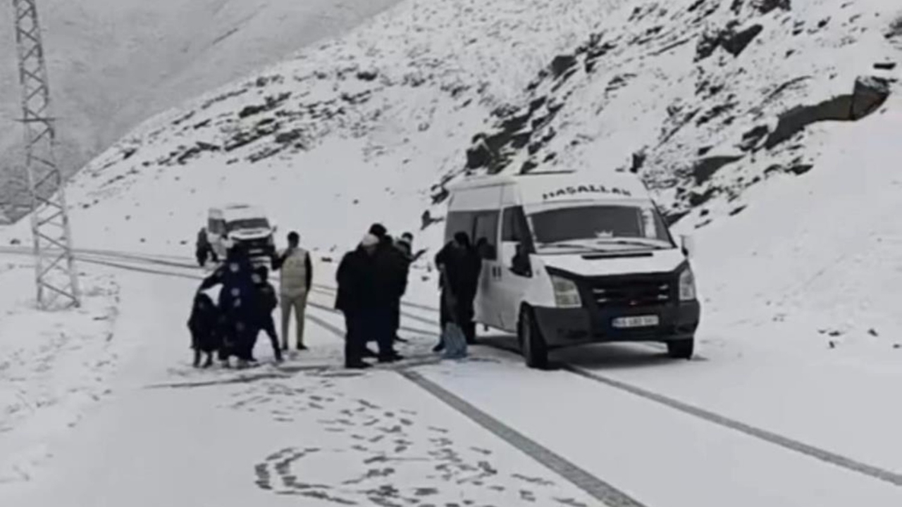 Hakkari Yüksekova’da kar yağışı iki yolcu minibüsünü yolda bıraktı, yolcular kendi imkanlarıyla kurtuldu