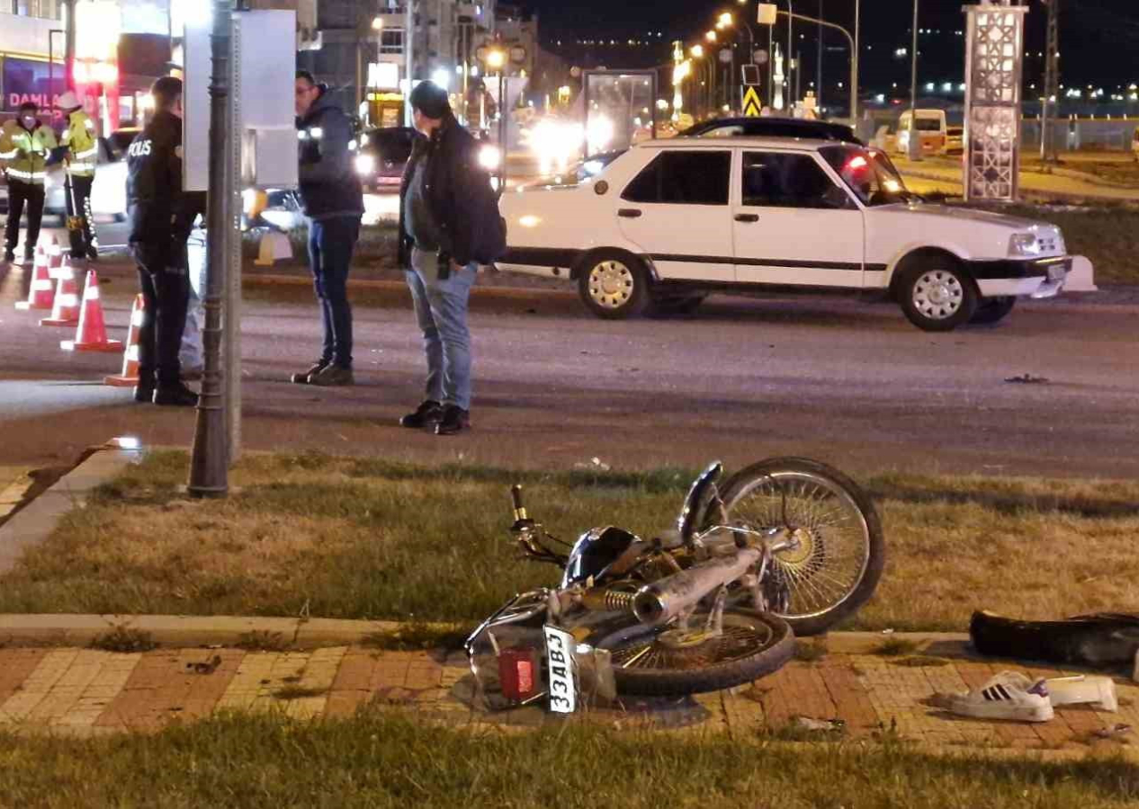 Otomobile çarpan motosiklet 15 metre ileriye savruldu: 1 ölü, 1 yaralı