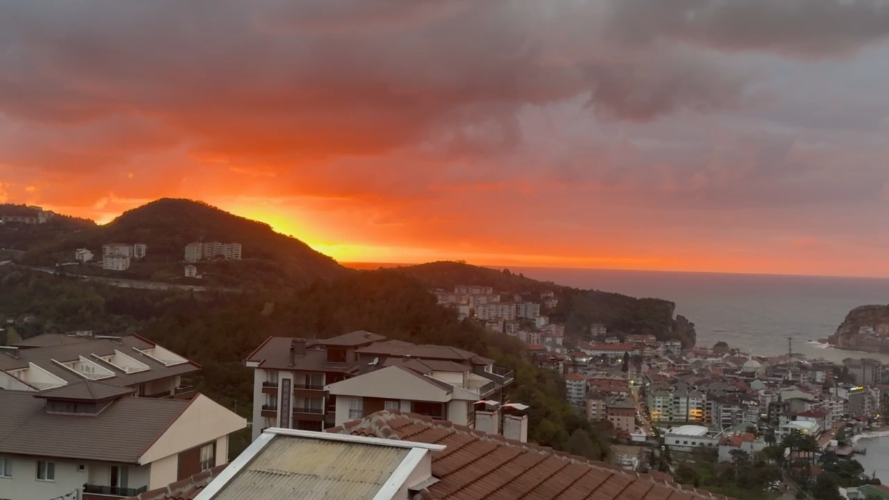 Amasra’da doğa şöleni! Bir saatte dört mevsim, gökyüzü kızıla büründü