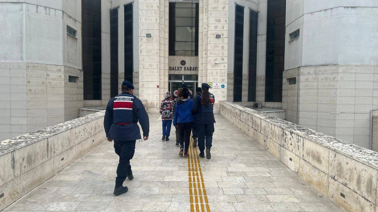 Edremit’te bakır kablo hırsızlarına jandarma operasyonu! 3 kişi tutuklandı