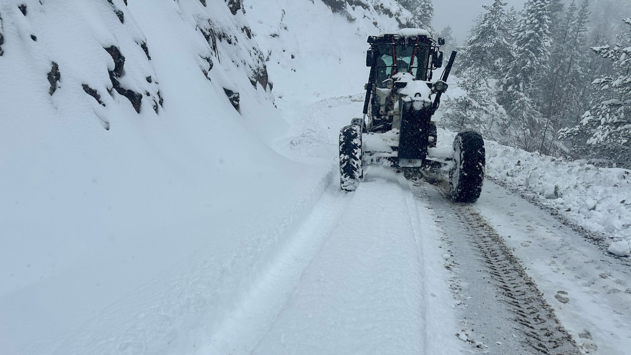 Nisan karı çileye dönüştü! Kastamonu'da 181 köy yolu ulaşıma kapandı