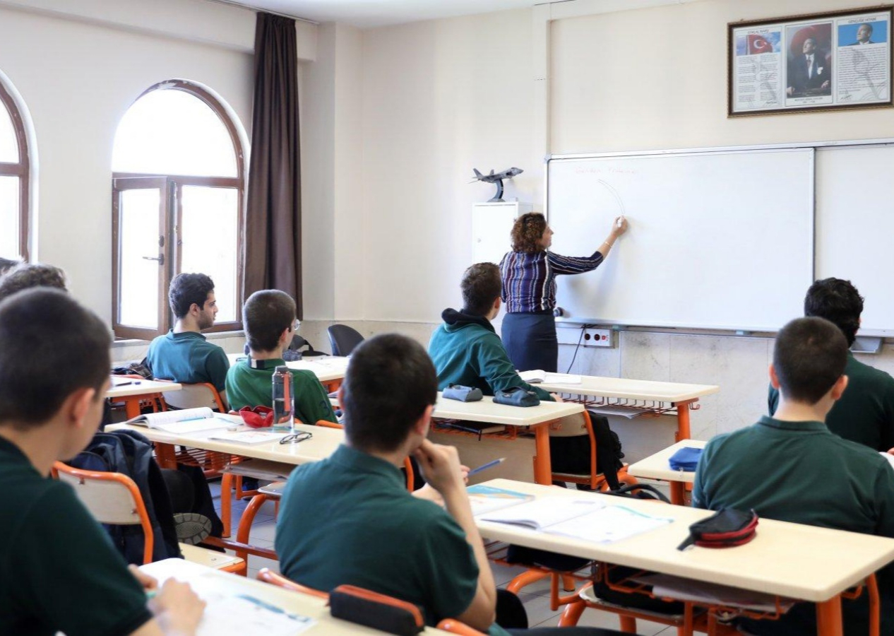 "Öğretmenler açığa alındı" manipülasyonuna sert tepki! İstanbul Valiliği'nden net açıklama: Görev süresi dolan öğretmenler yer değiştirdi!