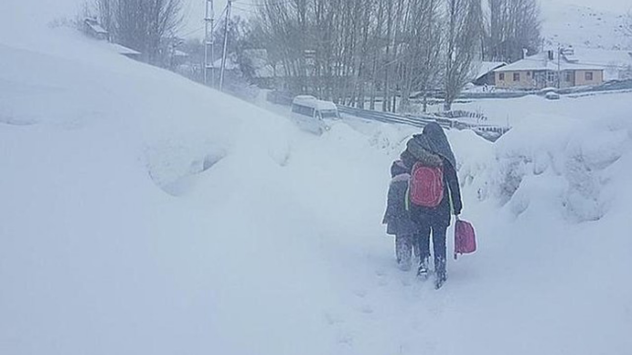 Nisan'da kar bereketi! Ağrı'da eğitime bir günlük ara verildi