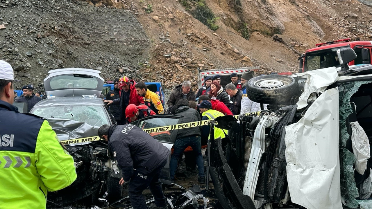 Trabzon’da korkutan kaza: 7 kişi yaralandı, yol trafiğe kapandı