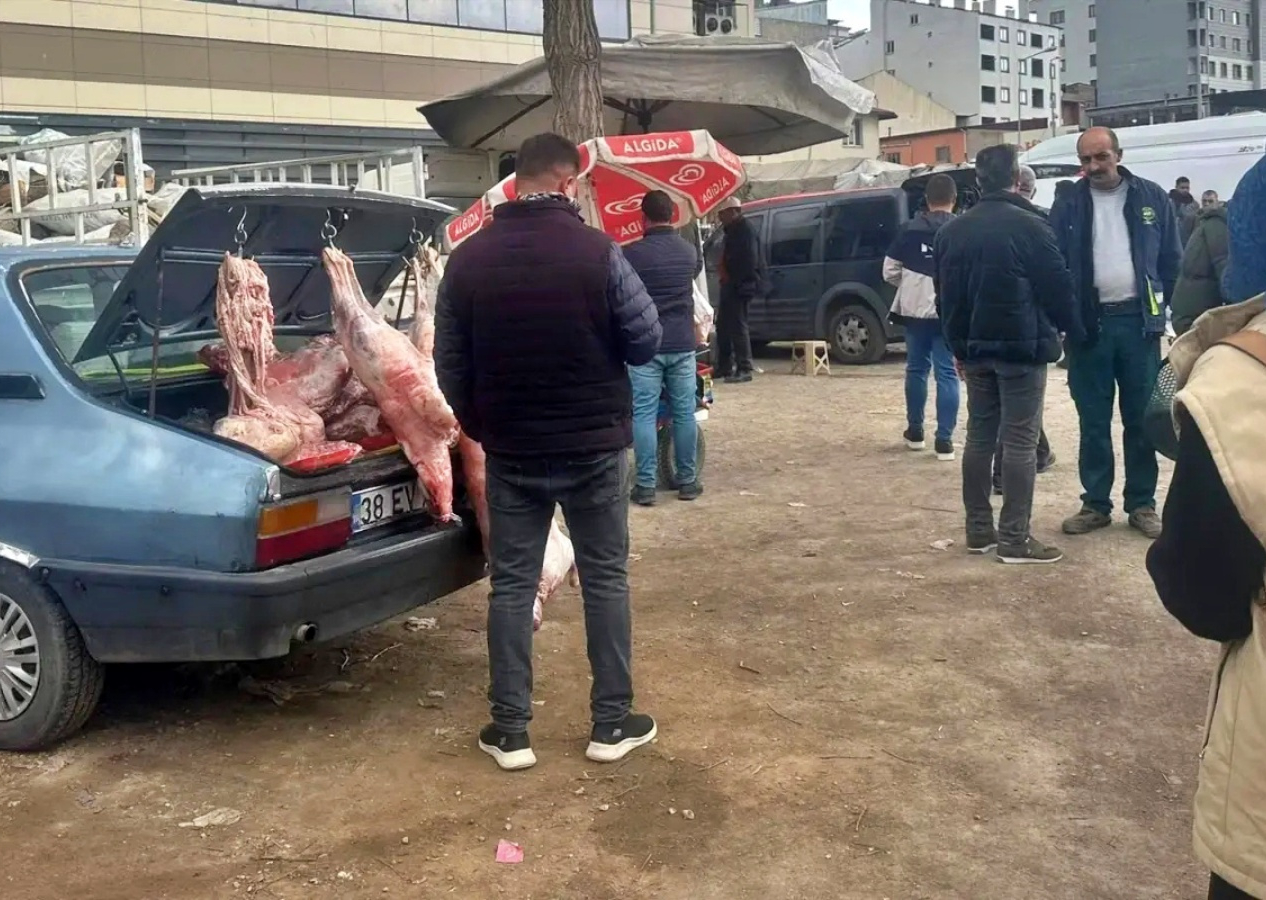 Ağrı Doğubayazıt’ta halk sağlığına tehdit! 150 kilo açıkta et imha edildi!