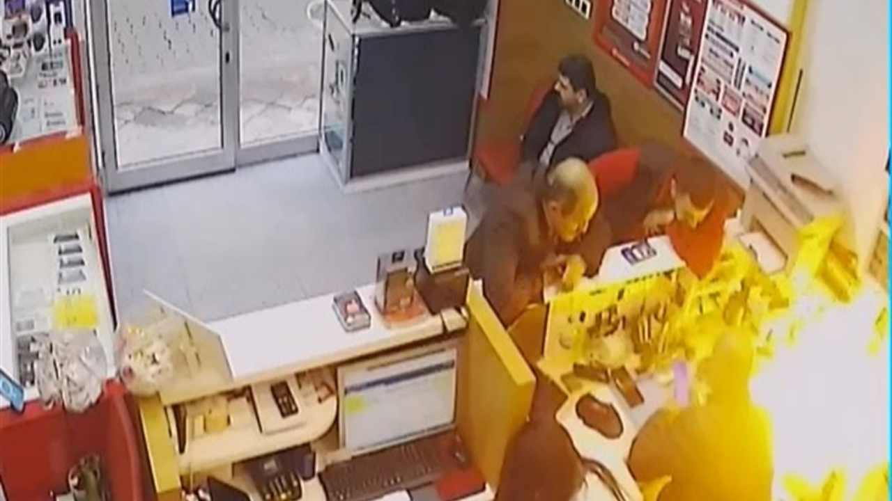 Artvin Borçka’da telefon tamir atölyesinde batarya alev aldı, o anlar kamerada