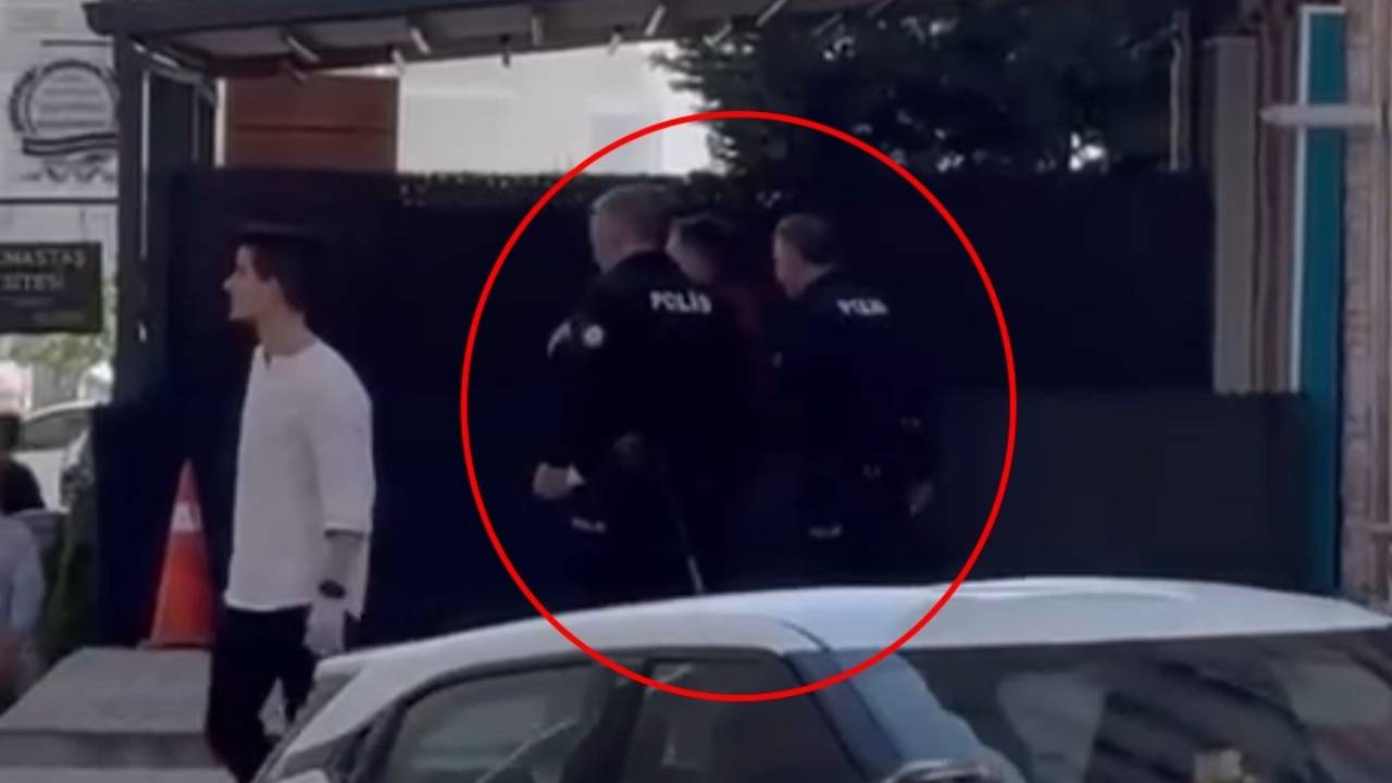 Evini kundakladı, dışarıda alevleri izlerken polis tarafından yakalandı