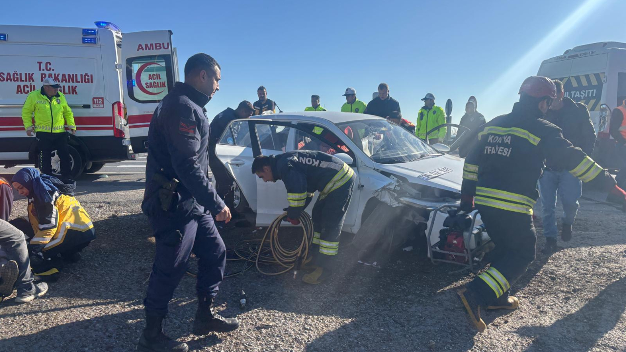 Konya'da otomobilin öğrenci servisine çarpmasıyla 5 kişi yaralandı