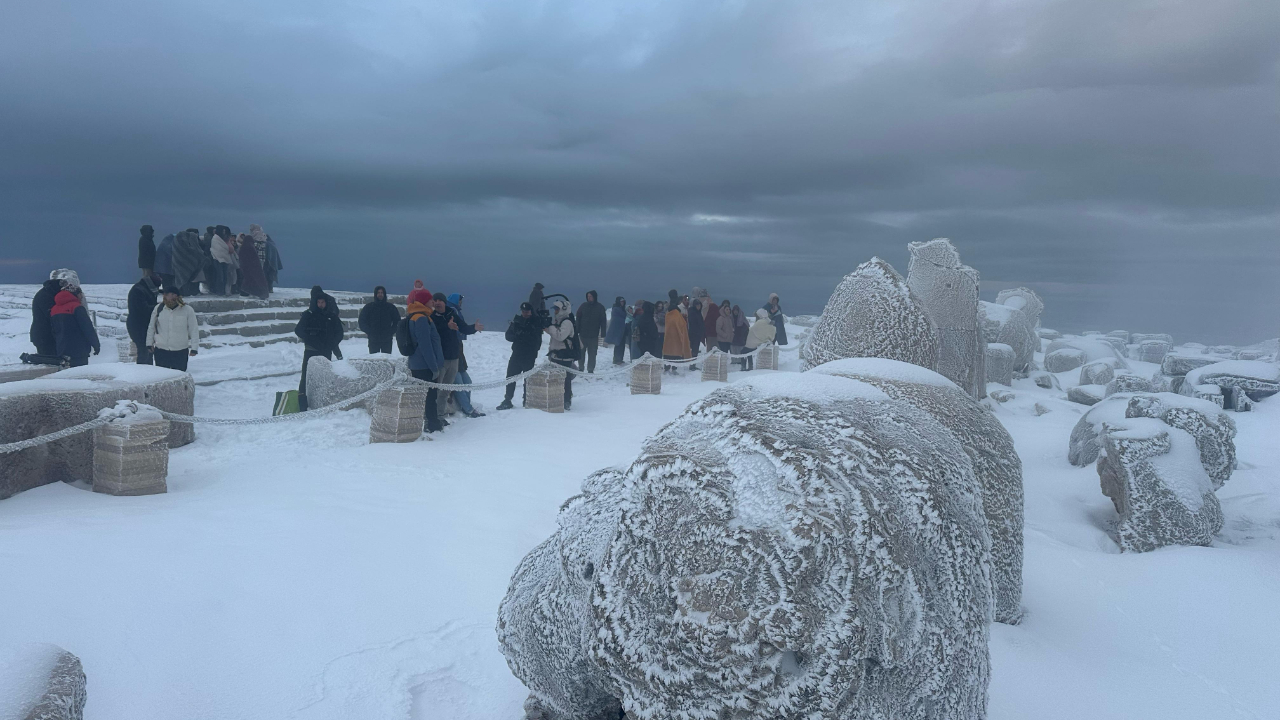 Nemrut Dağı nisan ayında beyaza büründü, ziyaretçiler manzaranın tadını çıkardı