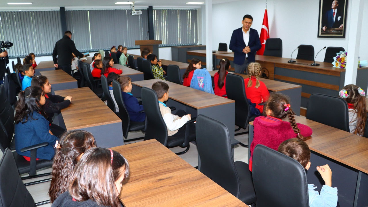 Adana Kozan’da minik meclis üyeleri karar aldı: Yüzme kursları ücretsiz oldu