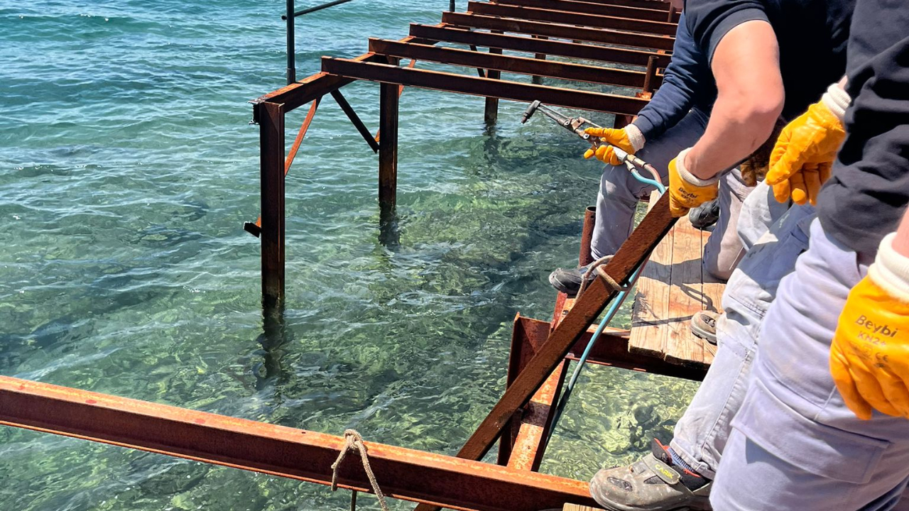 Bodrum'da kıyı işgalcilerine ekmek yok! Kaçak iskeleler tek tek yıkıldı