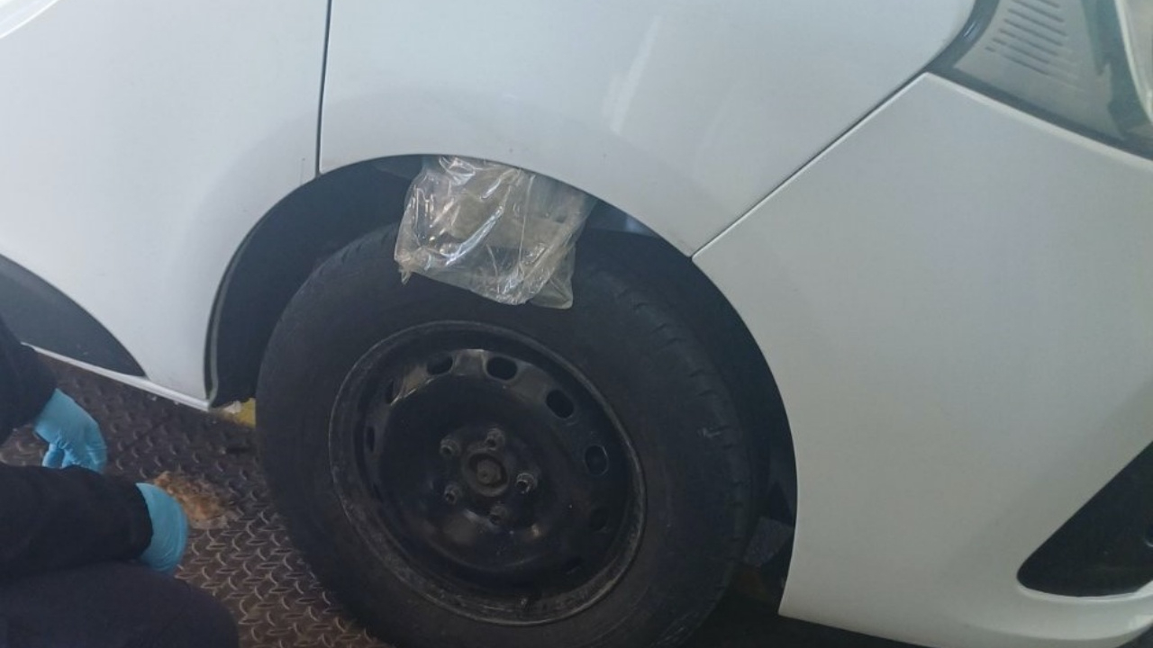 Edirne’de sınır ötesi operasyon! Aracın çamurluklarında esrar bulundu
