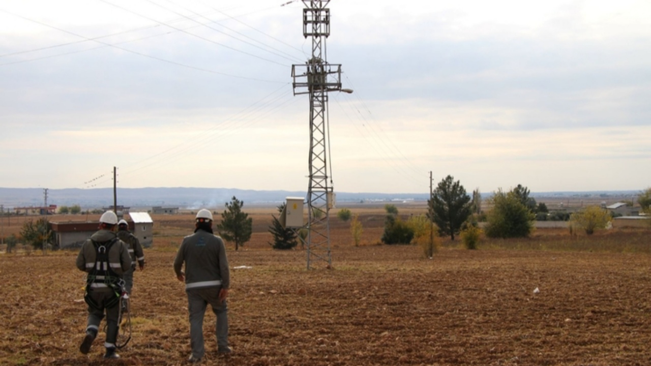 Elektriğin yüzde 95’i kaçak kullanılıyor! Tarımsal sulamada çiftçinin 50 milyar liralık borcu birikti! Kaçak elektrikle sulama, yağmurda bile devam etti