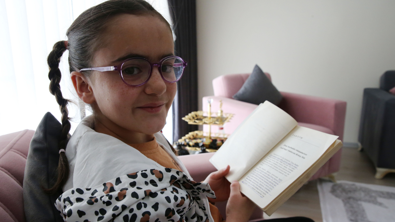 Bitlisli minik Ada'nı tedavisi sürüyor: "Göz ameliyatıma destek ol Tayyip dede" yazılı pankartla yardım istemişti