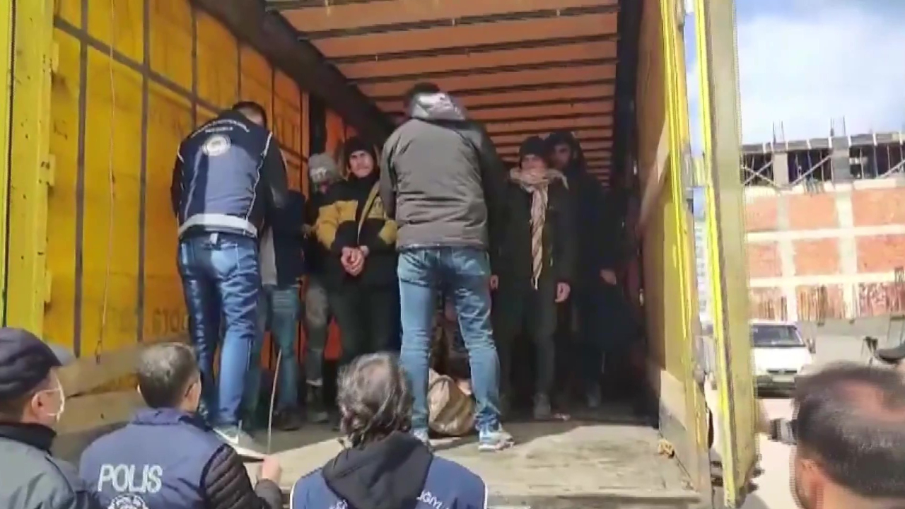 Amasya’da tırda gizlenen 10 kaçak göçmen yakalandı