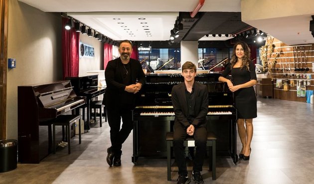Cem Yılmaz'dan Türkiye'nin Mozart'ına piyano jesti!