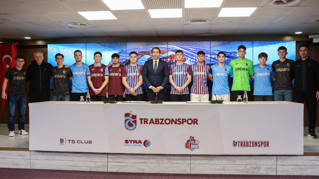 Trabzonspor'da akademi vizyonu: 13 futbolcu ile profesyonel sözleşme imzalandı