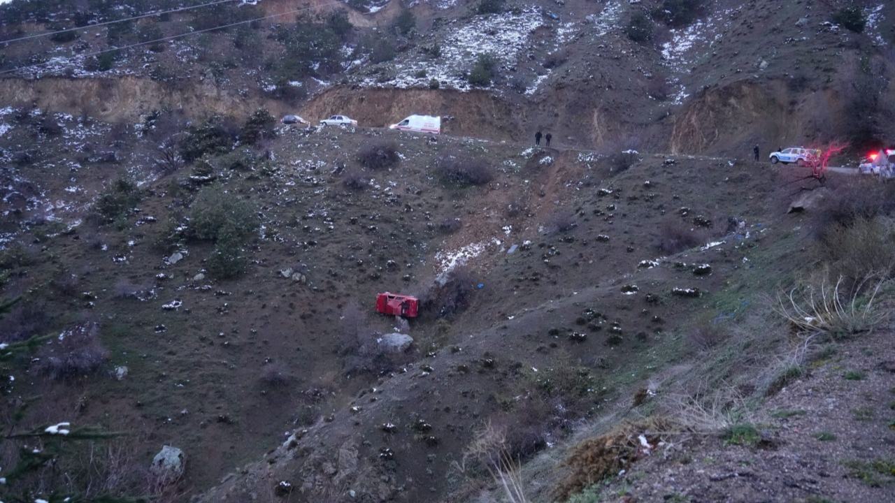 Gümüşhane’de korku dolu kaza! Uçuruma yuvarlanan araçta 3 yaralı