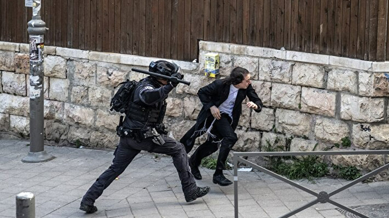 Siyonizm çocukları... İsrail polisi Kudüs'te Yahudilere saldırdı!