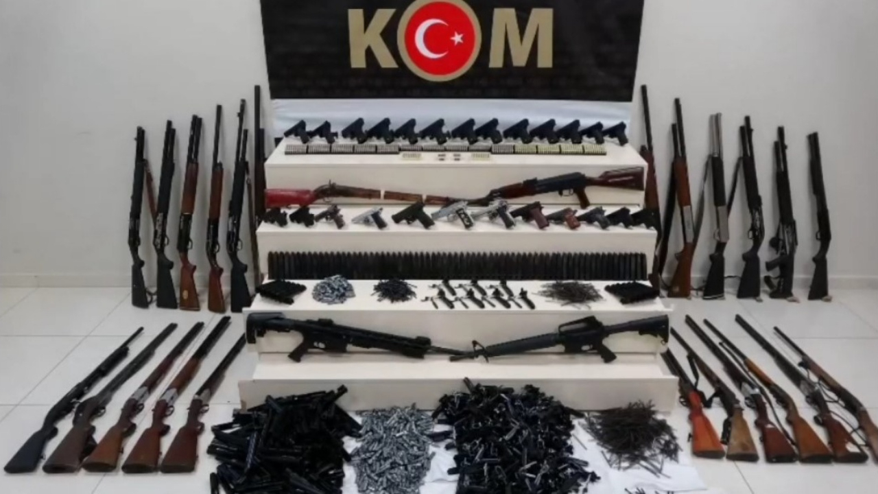 Van’da büyük silah operasyonu! 13 adreste çok sayıda silah ve mühimmat yakalandı