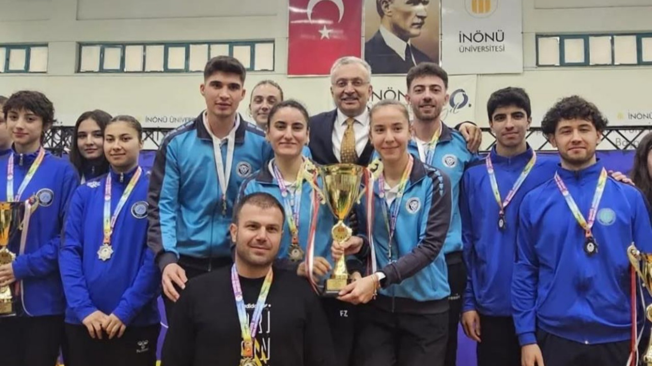 Erzincan Binali Yıldırım Üniversitesi badminton takımı 9. kez namağlup şampiyon