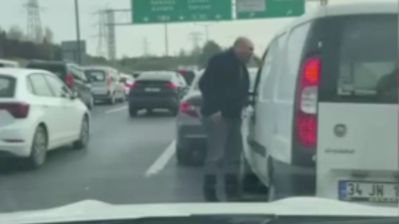 İstanbul’da yol verme kavgası! Sürücü yumruklarla saldırdı, o anlar kameralara yansıdı