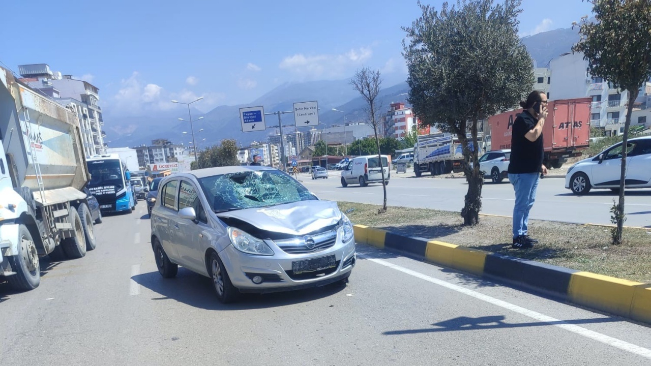 Hatay’da feci kaza! Yaya geçidinde otomobil çarptı, 1 ölü, 1 ağır yaralı
