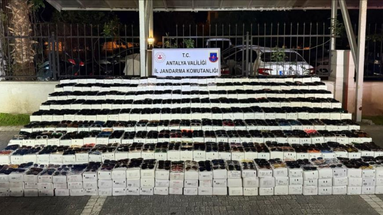 Manavgat’ta dev operasyon: 58 bin kaçak güneş gözlüğü yakalandı