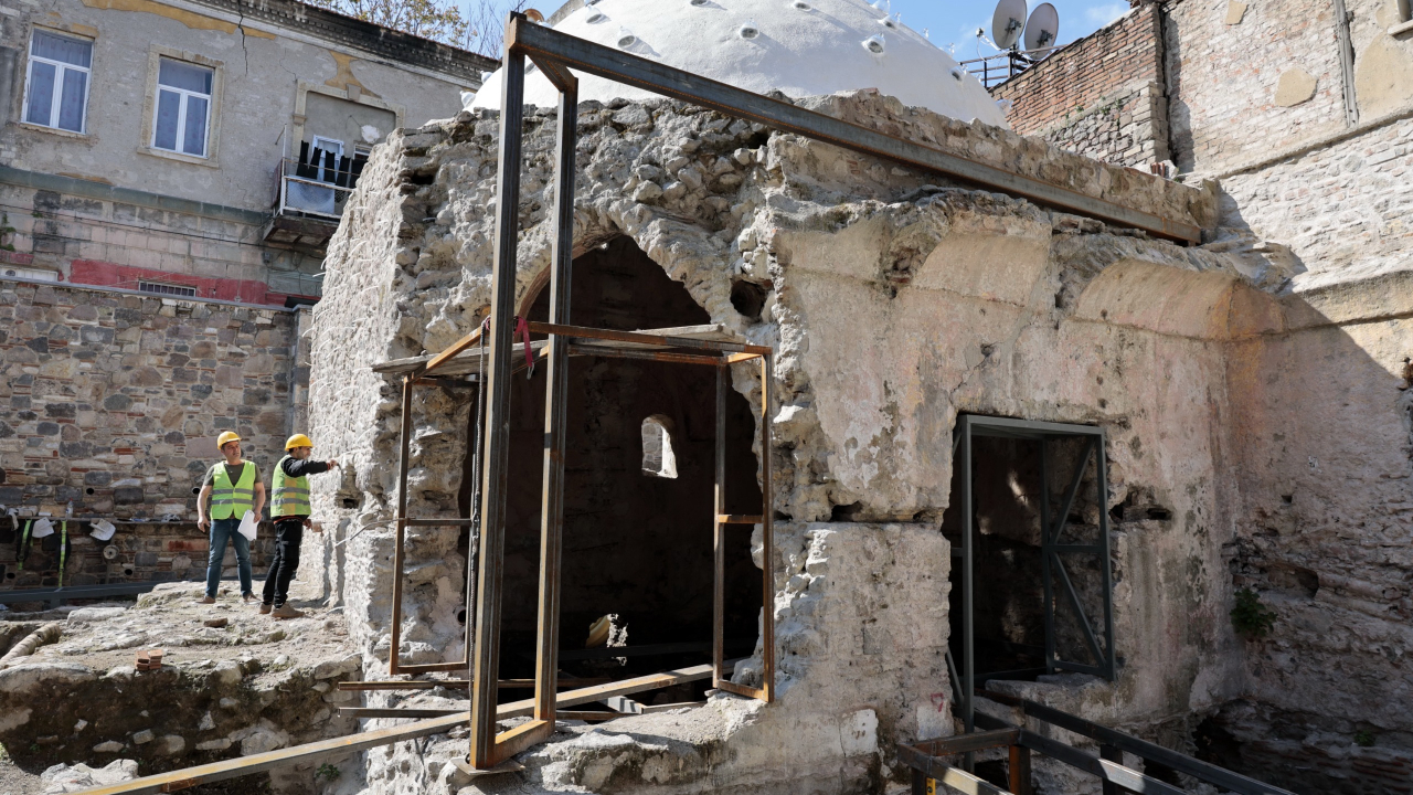 İzmir'deki tarihi Kıllıoğlu Hamamı'nın restorasyonu yeniden başladı